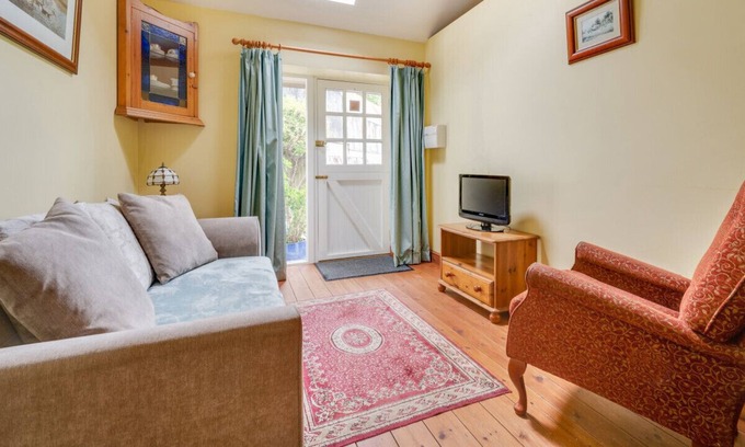 Cardigan House | Bwthyn Crofftwyr (Crofters Cottage)