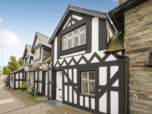 Machynlleth House | Bwthyn Llys Machynlleth Old Court House