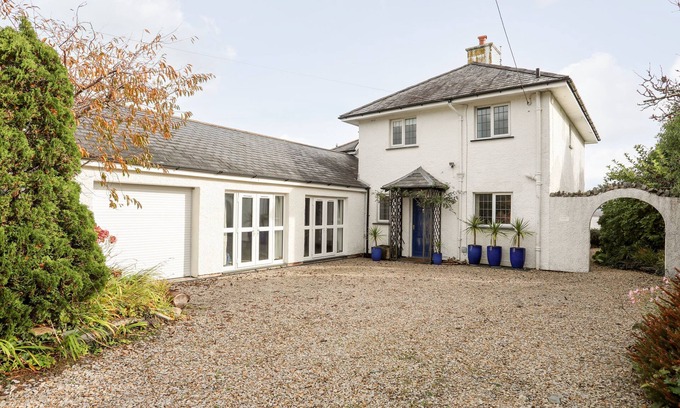 Borth-y-Gest Cottage | BWTHYN, pet friendly, country holiday cottage in Porthmadog