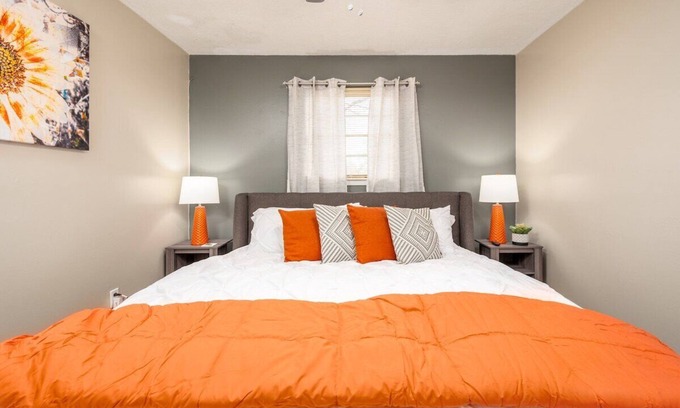 Pineville Apartment | By Hospitals 🏥 & Downtown 🌆 | 3TVs| King 🛏
