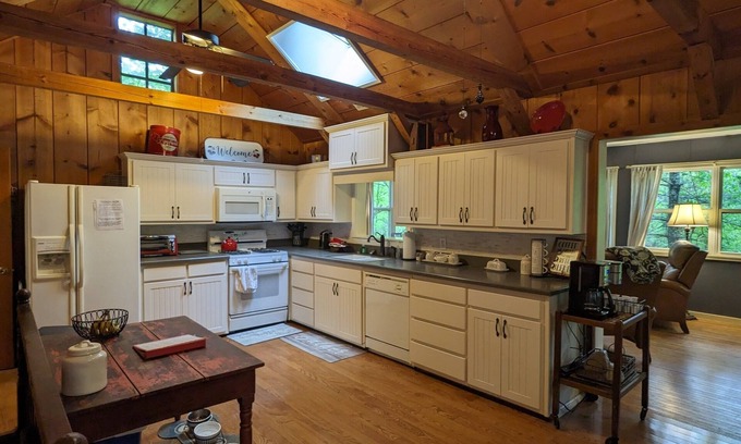 Lakemont Cabin | By Lake Rabun Beach and Angel Falls. Dreamy, dog friendly, and forest views