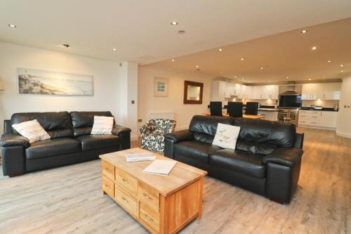 Treyarnon House | BY THE BEACH, spacious apartment