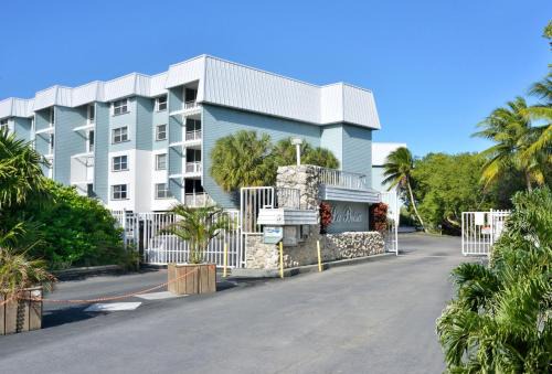 Key West House | By the Beautiful Sea - Key West Beach Front Condo - w Pool Access
