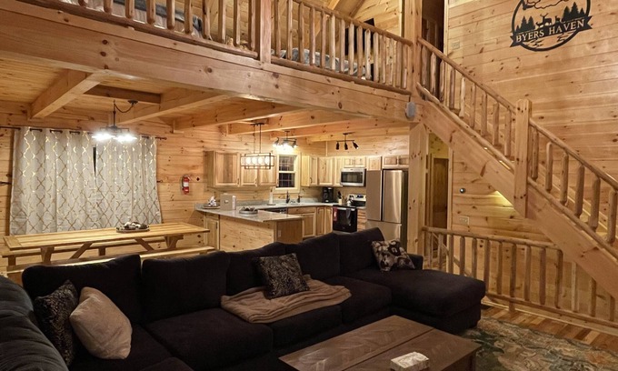 Carbon Hill Cabin | Byers Cabin Haven! 3 King beds & 5 Queen beds! LUXURY CABIN EXPERIENCE