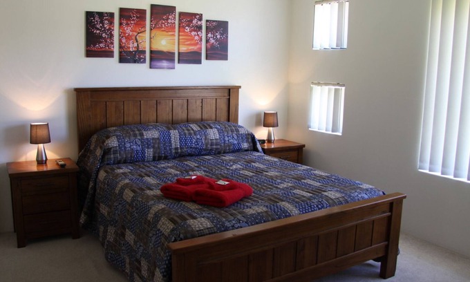 Byford House | Byford House on the Scarp is a modern 4 bedroom x 2 bathroom family style home