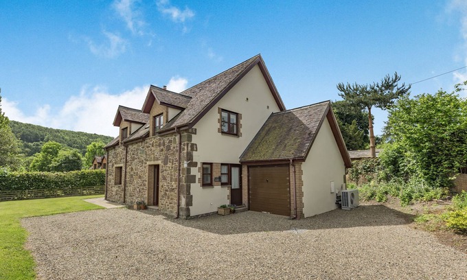 Strefford Cottage | BYNE BROOK COTTAGE, pet friendly, with a garden in Strefford