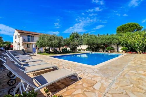 Beaucaire Apartment | Côté Oliviers 4P - Appt 4p climatisé avec piscine