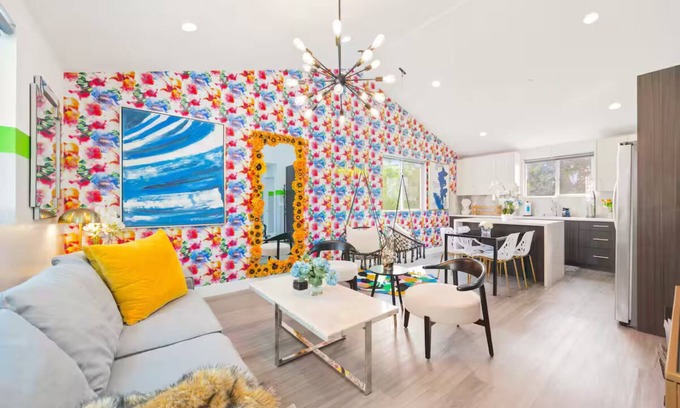 North Hollywood House | C. Glamorous NoHo Retreat near Universal & Hollywood w/Games, Hot Tub, & Parking