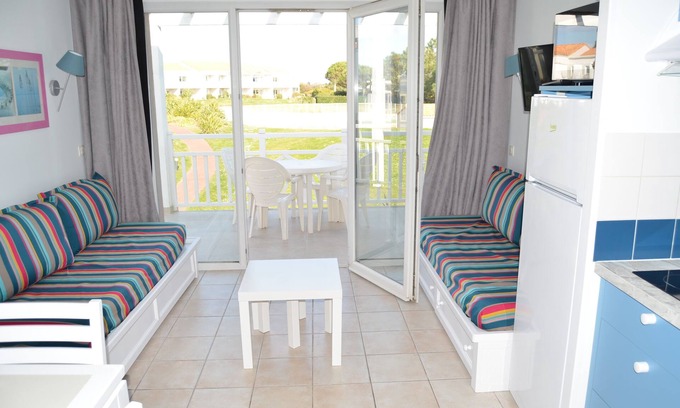 Chateau-d'Olonne Apartment | C101-Apartment-Budget-Private Bathroom-Garden view