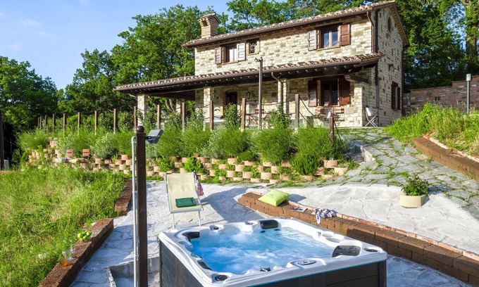 Cagli Villa | Ca Berna Marcheholiday, villa with a heated whirlpool tub