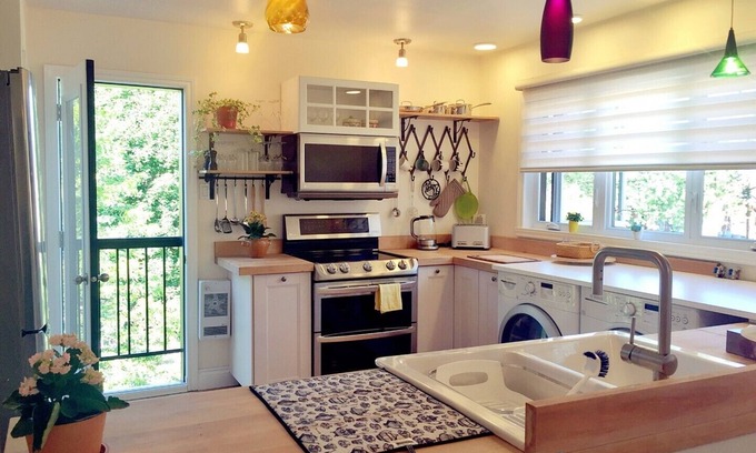 Hochelaga-Maisonneuve House | Chez Ping/Near a metro station, free parking and a sunny place to stay