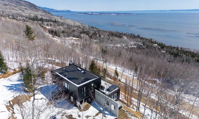 Petite-Riviere-Saint-Francois Villa | The Föss, River, Sauna & Spa