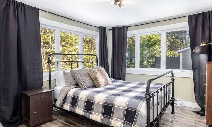 Sainte-Marguerite-du-Lac-Masson House | Charming Cottage Steps to The Lake