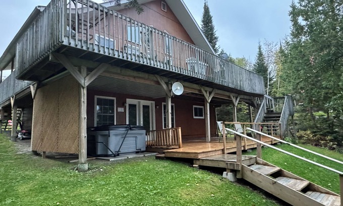 Farleys Corners House | Executive Lakefront Home - NEW HOT TUB !