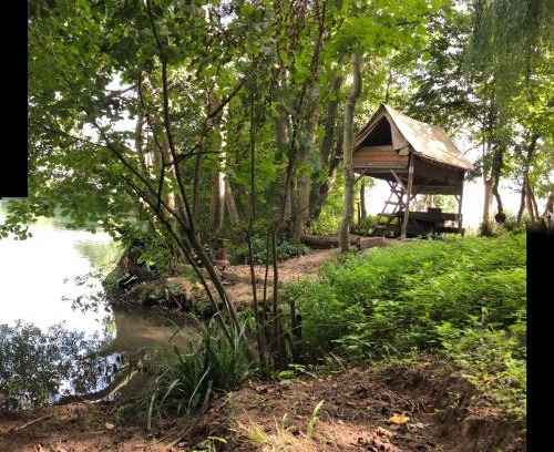 Saint-Jean-les-Deux-Jumeaux Other | cabane sur pilotis les pieds dans l'eau