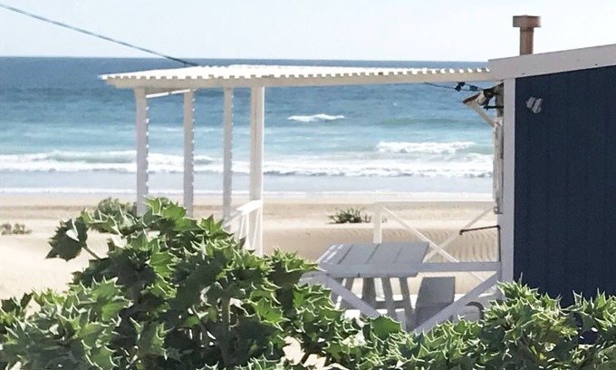 Costa de Caparica Cabin | Cabana Azul is a beautiful beach cabin facing the Atlantic.