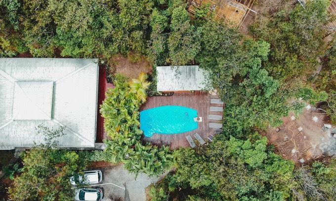 Deshaies Cabin | Cabane Insolite Perchée Dans un Jardin Tropical. Le Nid des Colibris