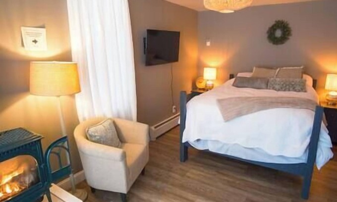 North Conway House | Cabernet Landmark Inn, Hot Tub, Fireplaces Views