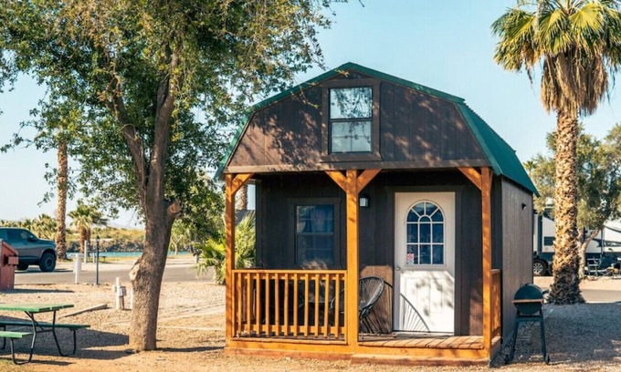Ehrenberg Cabin | Cabin 10 · Deluxe Family Cabin
