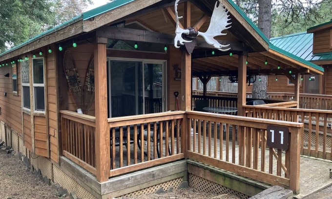 Ashland House | Cabin #11 at Hyatt Lake Resort