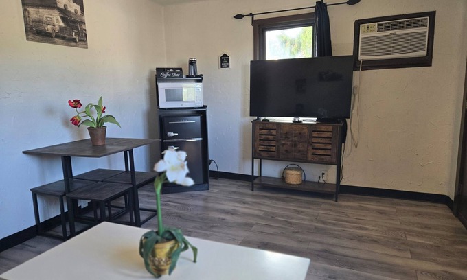 Manitou Springs Cabin | Cabin 15 | 1BR + Kitchenette Near Pikes Peak