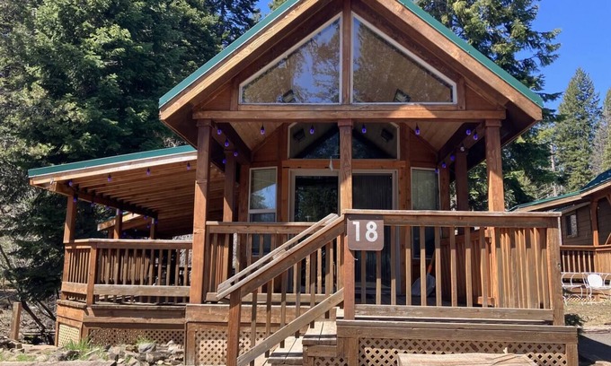 Ashland House | Cabin #18 at Hyatt Lake Resort