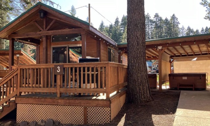 Ashland House | Cabin #3 at Hyatt Lake Resort
