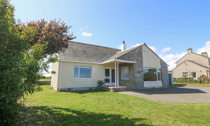 Ty Croes Cottage | Cabin ∙ 5 bedrooms ∙ 12 guests