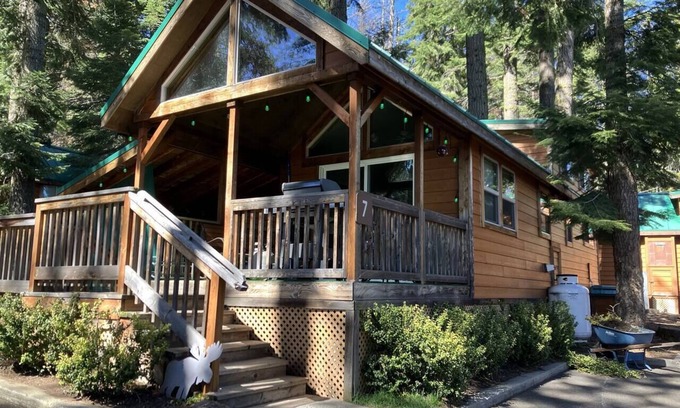 Ashland House | Cabin #7 at Hyatt Lake Resort