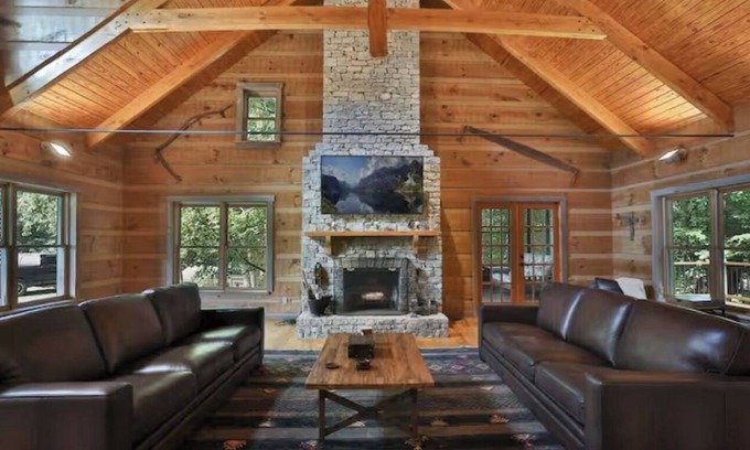 Shelbyville Cabin | Cabin+Bunkhouse Sleeps 25 near Lex/Lou Like New Spacious Modern Rustic Retreat