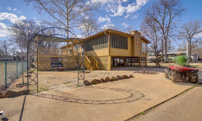 Tunica Cabin | Cabin Fire Pit < Half-Mi to Tunica Lake!