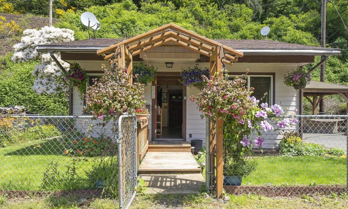 Tillamook House | Cabin ~ Hot tub~ river access~ 70 inch tv~ Jetted tub with body sprayers