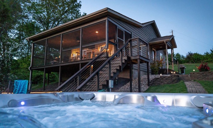 Jonesboro Cabin | Cabin in Southern Illinois - Hot Tub - Romantic Getaway -Shawnee National Forest
