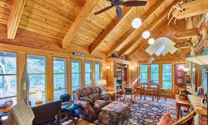 Van Zandt County House | CABIN in Woods, Pet Friendly, Accessible