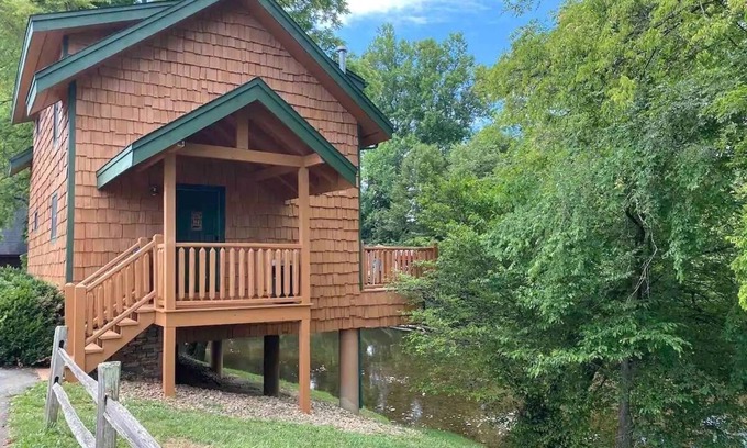 Sevierville Cabin | Cabin on a river/Prime Location/Hot-tub/Pet-friendly/Easy flat access & roads!