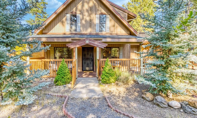 Sisters Cabin | Cabin on large wooded lot with fireplace, washer/dryer, grill, & pool