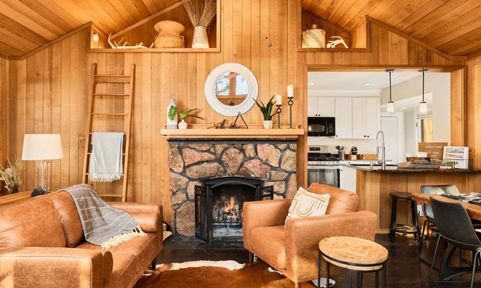 Cascade-Chipita Park Cabin | Cabin on Pikes Peak w Hot Tub, Fireplace, Fast Wifi!