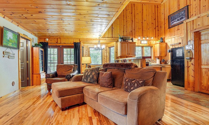 Blue Eye Cabin | Cabin on Table Rock Lake w/Hot Tub & Fire Pit!