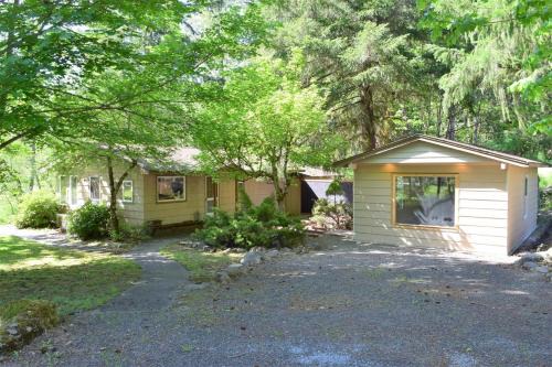 Packwood House | Cabin on the Creek