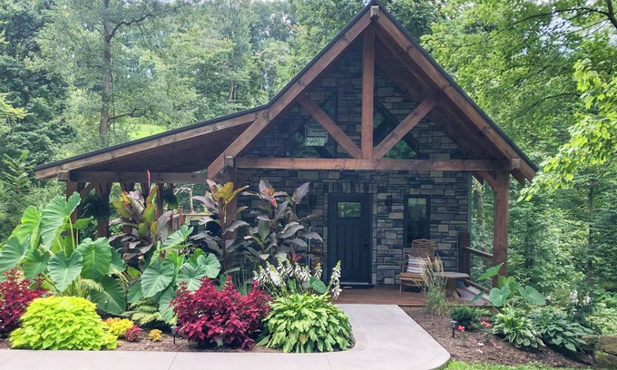 Stone Creek Cabin | Cabin Retreat on quiet back road in Amish Country with hot tub
