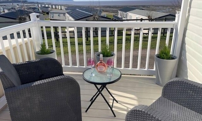 Watchet Cabin | Cabin - Sleeps 4 - Pets Ok - Balcony - Parking