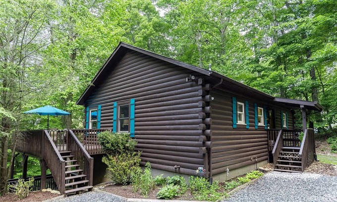 Wolf Laurel Cabin | Cabin w/Hot Tub, EV Charger, Cent A/C mins to Ski Resort & Trails, Paved Rd