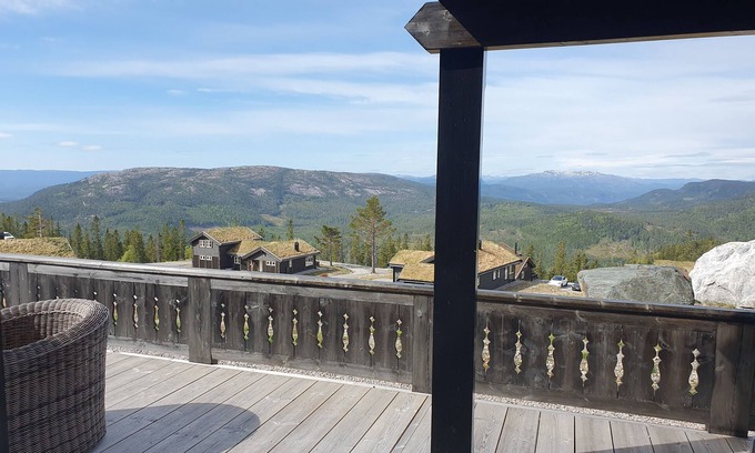 B House | Cabin with fantastic mountain view