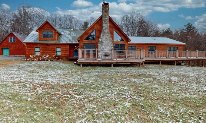 Stratton House | Cabin with gas fireplace, private washer/dryer, central AC, cable & fast WiFi