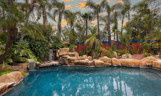 Woodland Hills House | Cactus House by AvantStay | Famous Cactus Compound