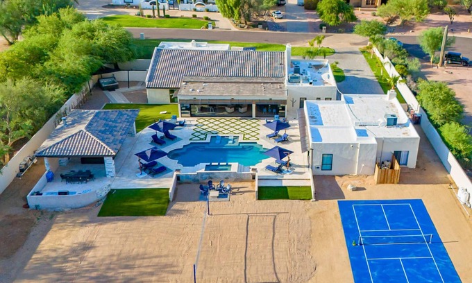 Sundown Manor Villa | Cactus Stone | 9 Bedroom 6.5 Bathroom 18 Beds