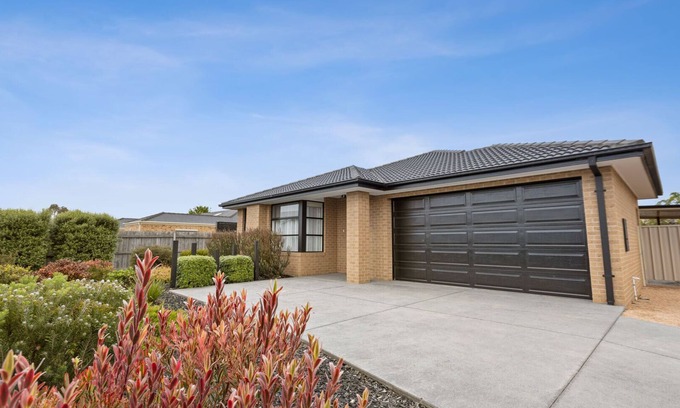 Eagle Point House | Caddie Corner - Relax in the spacious and tastefully decorated living areas