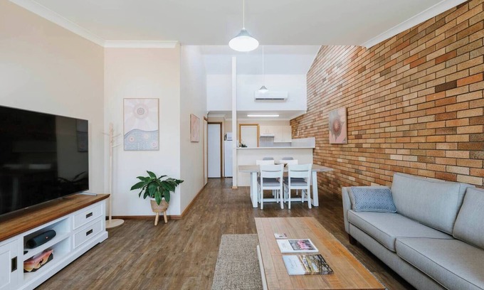 Central Mudgee Villa | Caddy Shack Mudgee Stay by Golf Course and Wineries