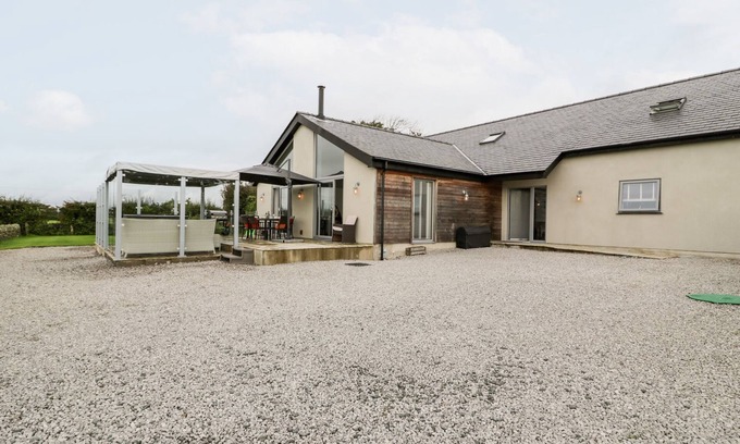 Llanfairpwllgwyngyll House | CAE SAM, family friendly, luxury holiday cottage in Pentraeth