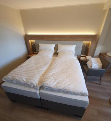 Kyritz Apartment | Cafe Schröder Ferienwohnung
